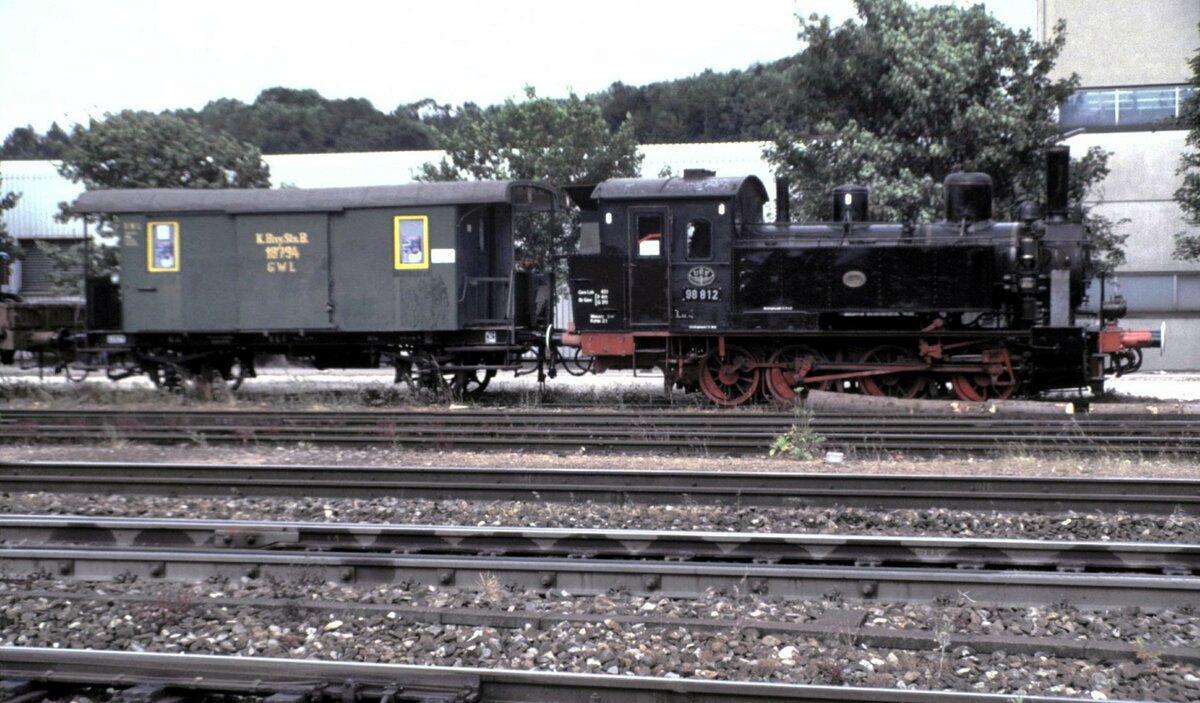 98 812 mit einem Kgl. Bayerischen Packwagen in Amstetten am 01.07.2000.