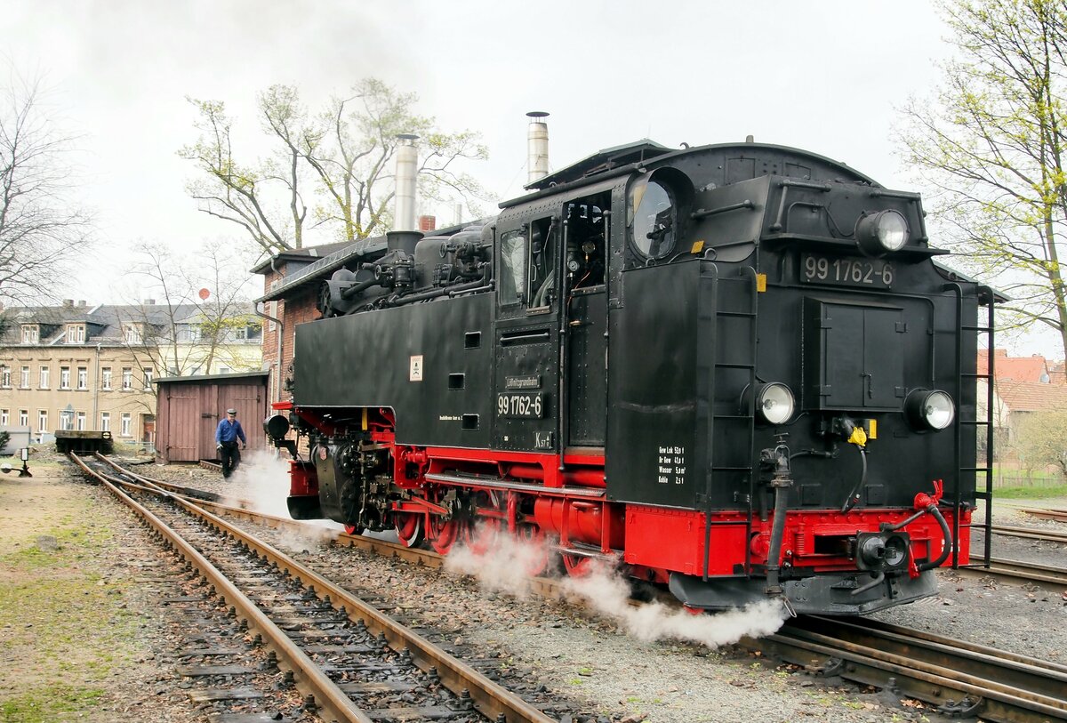 99 1762-6 beim Umsetzen und Wasserfassen in Radeberg am 12.04.2016.
