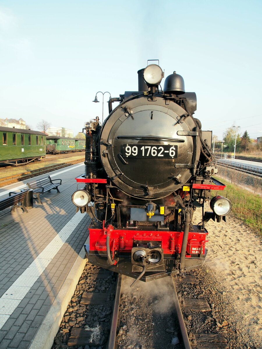99 1762-6 setzt sich in Radebeul an den Zug am 12.04.2016.