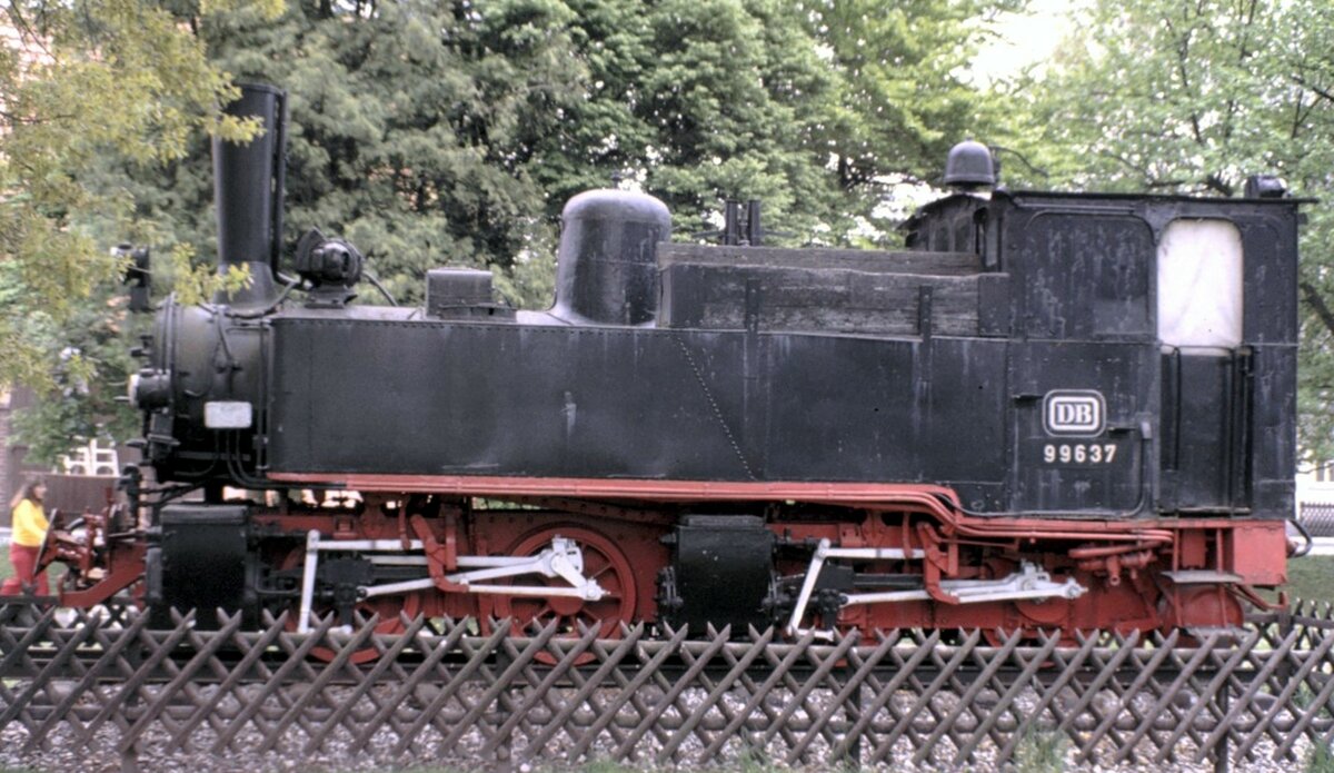 99 637 eine Baden-Württemberg Tssd, Schwestermaschine des Öchsle 99 633, auf Denkmalsockel in Bad Buchau im Juni 1980.