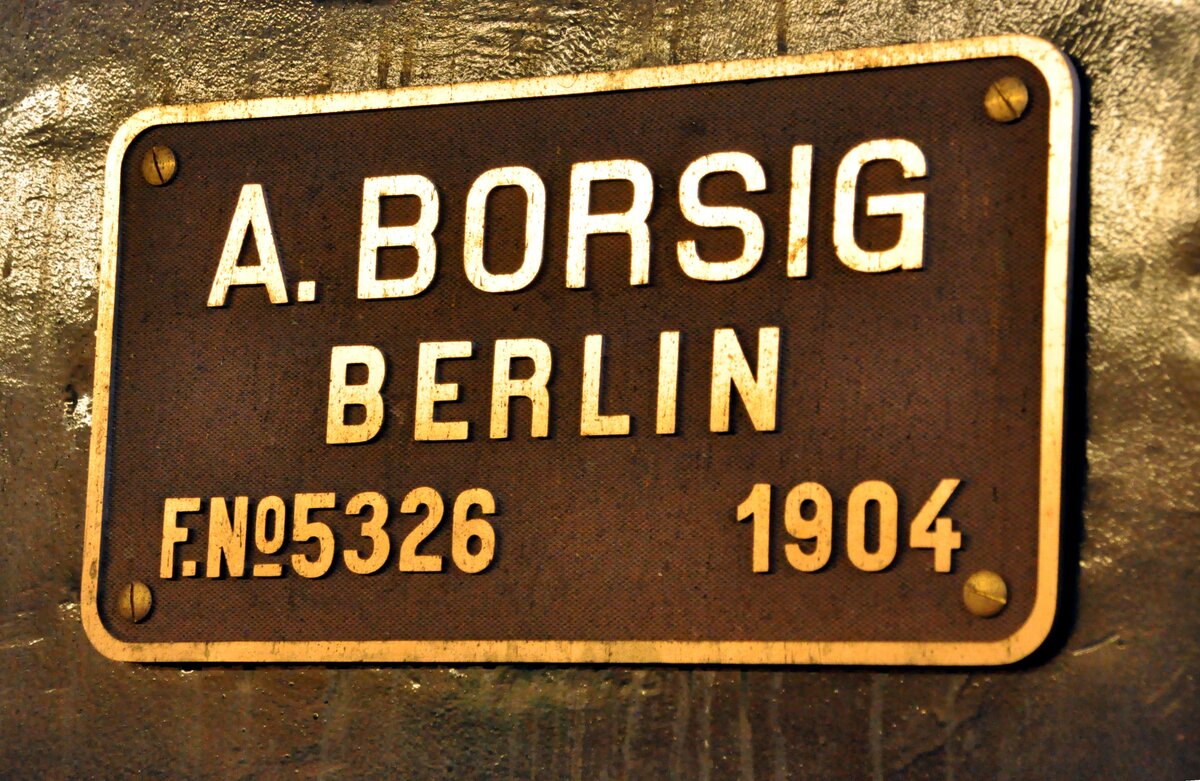 99 7203 bad C Fabrik-Schild (Nachbildung, neu) beim Alb-Bähnle in Amstetten beim erlaubten Blick hinter die Kulissen am 26.03.2022.