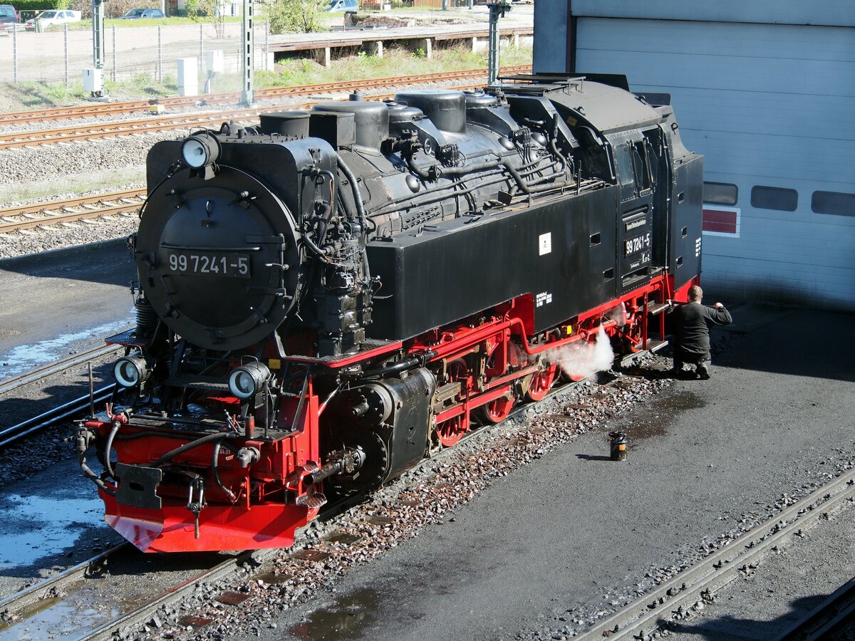 99 7241-5 in Werningerode am 29.04.2015. Durch eine Aussichtplattform beim Bw sind diese Aufnahmen gut möglich.