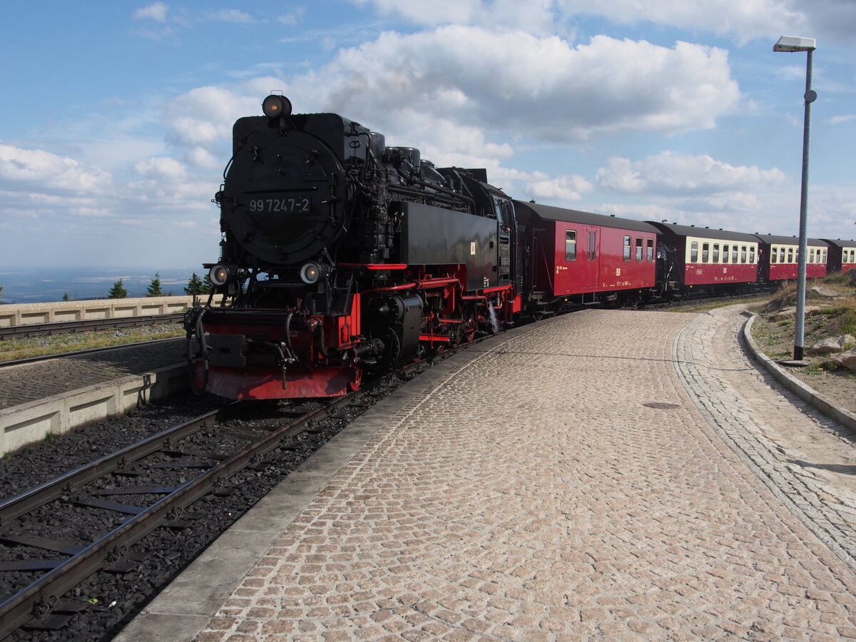 99 7247-2 fährt in die Brocken-Station ein am 27.07.2019.