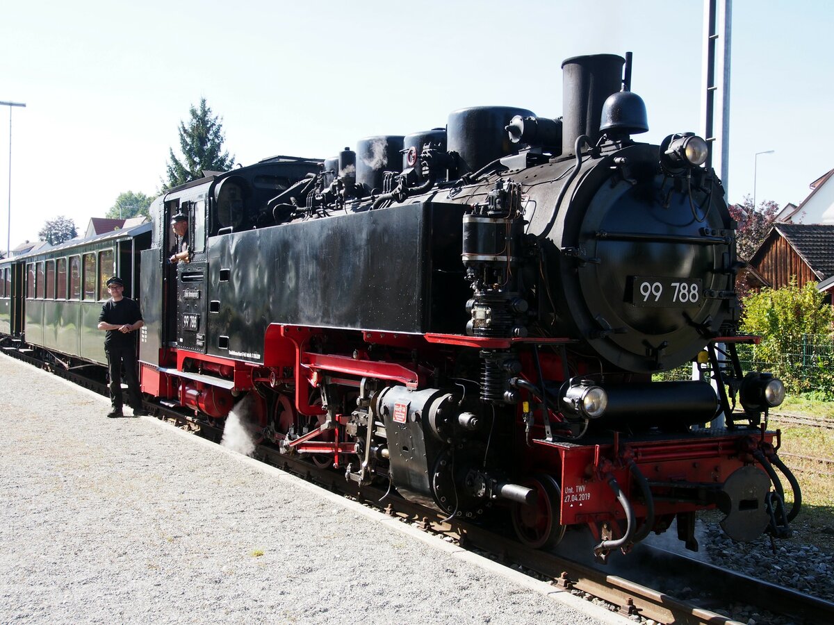 99 788 in Ochsenhausen zu Filmaufnahmen am 25.09.2021.