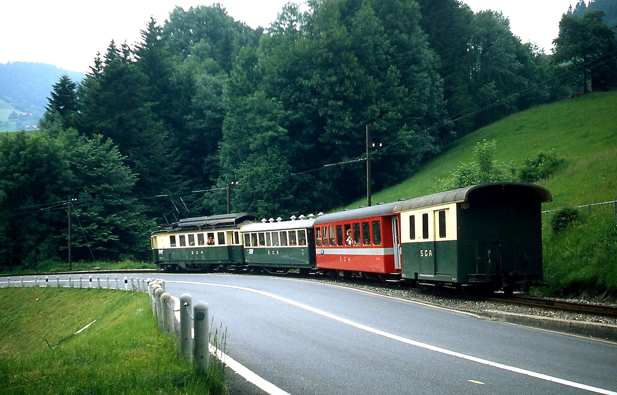 ABDeh 4/4 2 der SGA fährt im Frühjahr 1979 hintunter nach St. Gallen