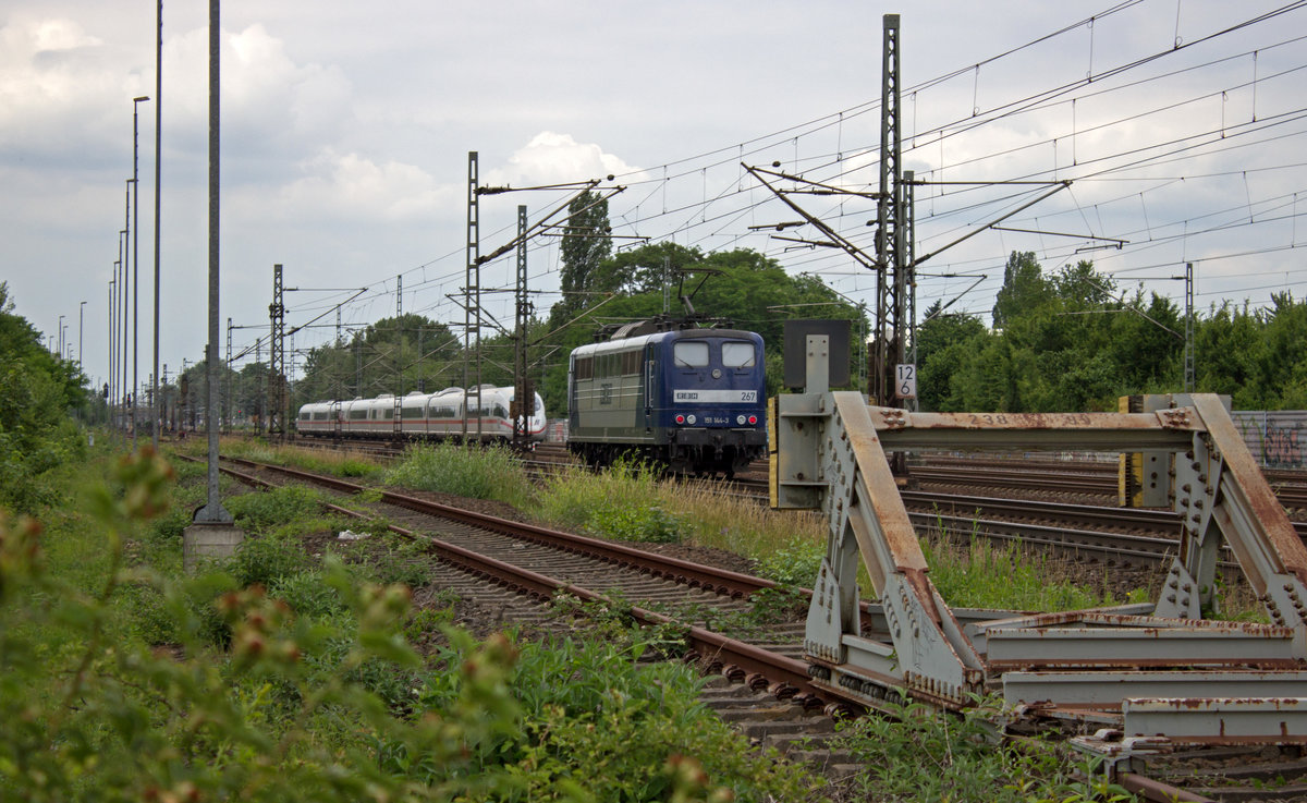 Abgelenkt vom im Hintergrund sichtbaren ICE  Singen am Hohentwiel  hatte ich die RBH-Lok 267 (151 144), die heimlich, still und leise in Richtung Norden rollte fast bersehen. Fr einen Nachschuss hat es dann aber doch noch gereicht.