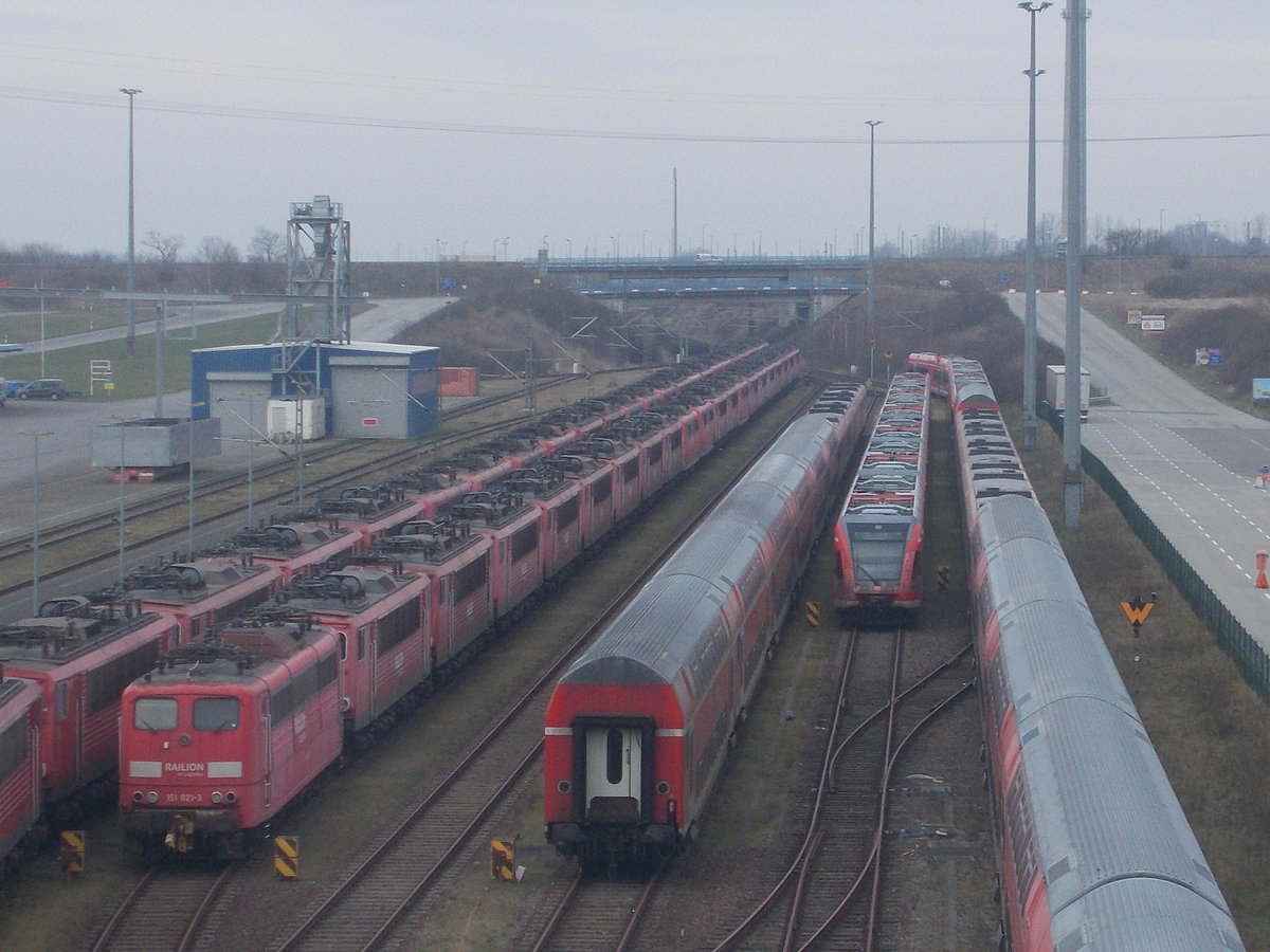 Abgestellte Fahrzeuge und Dostos,am 15.Januar 2018,in Mukran.