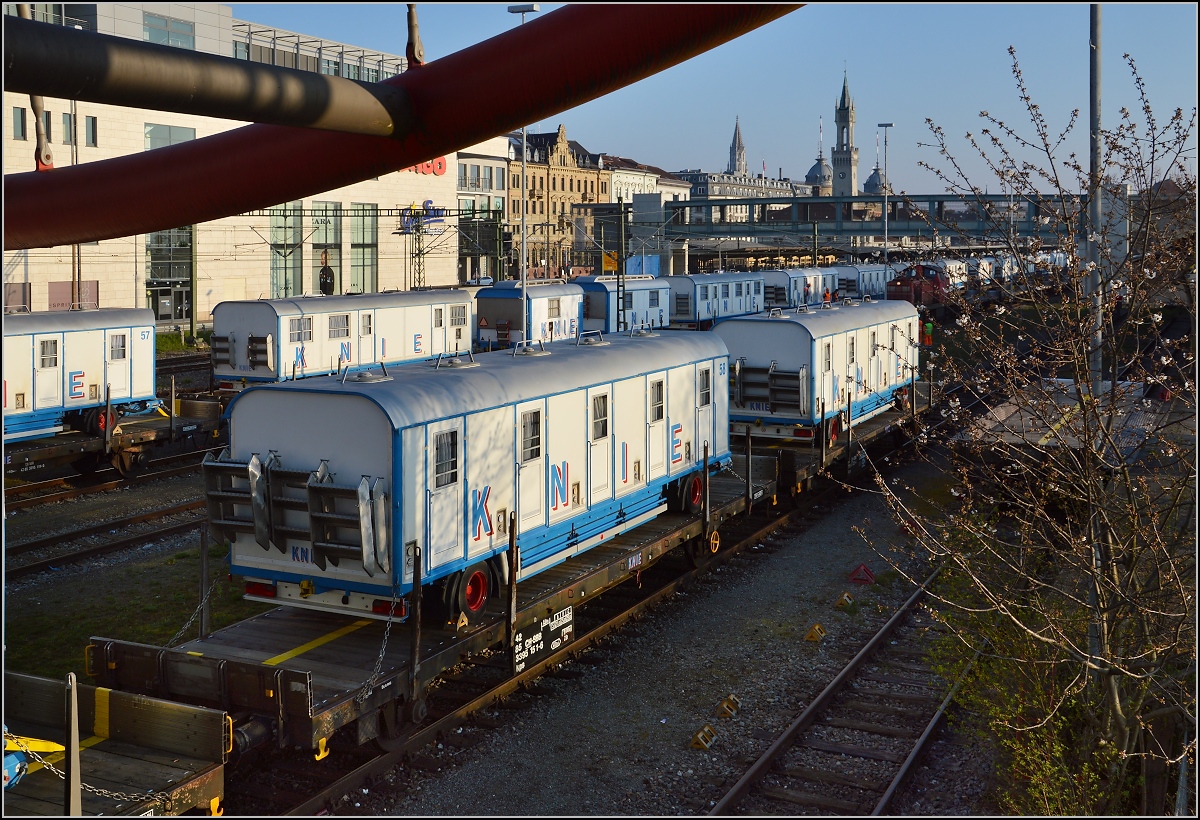 Abladen des Zirkus Knie in Konstanz. Unter der Bodenseewelle durchgeblickt. April 2016.
