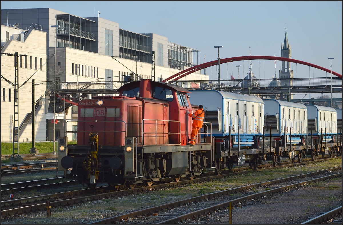 Abladen des Zirkus Knie in Konstanz. Rangierfahrt vor dem Lago. April 2016.