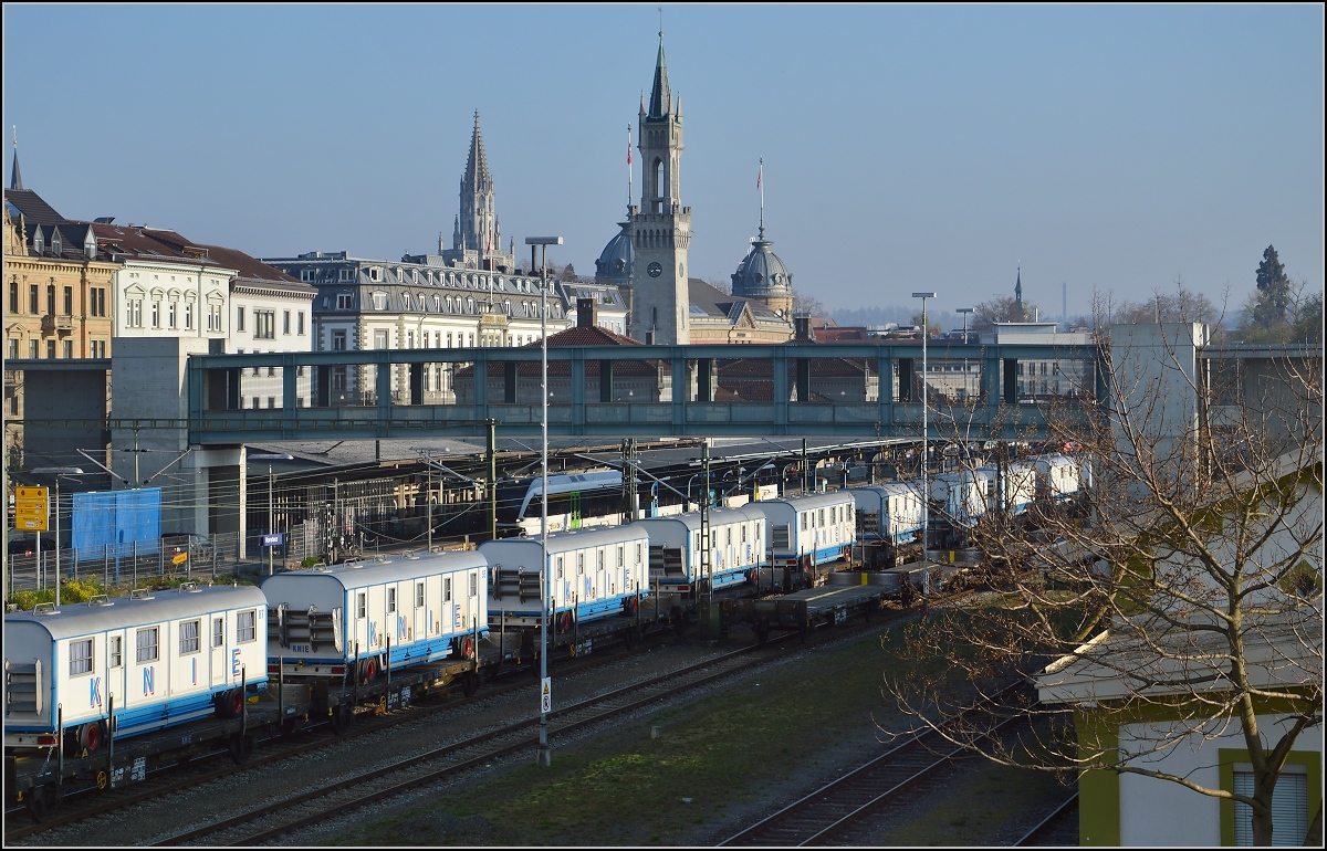 Abladen des Zirkus Knie in Konstanz. Die Sonne hat die Zirkuswägen komplett erhellt. April 2016.