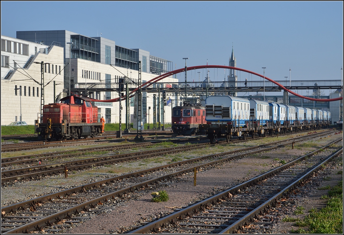 Abladen des Zirkus Knie in Konstanz. Rangierfahrt unter die Bodenseewelle. April 2016.