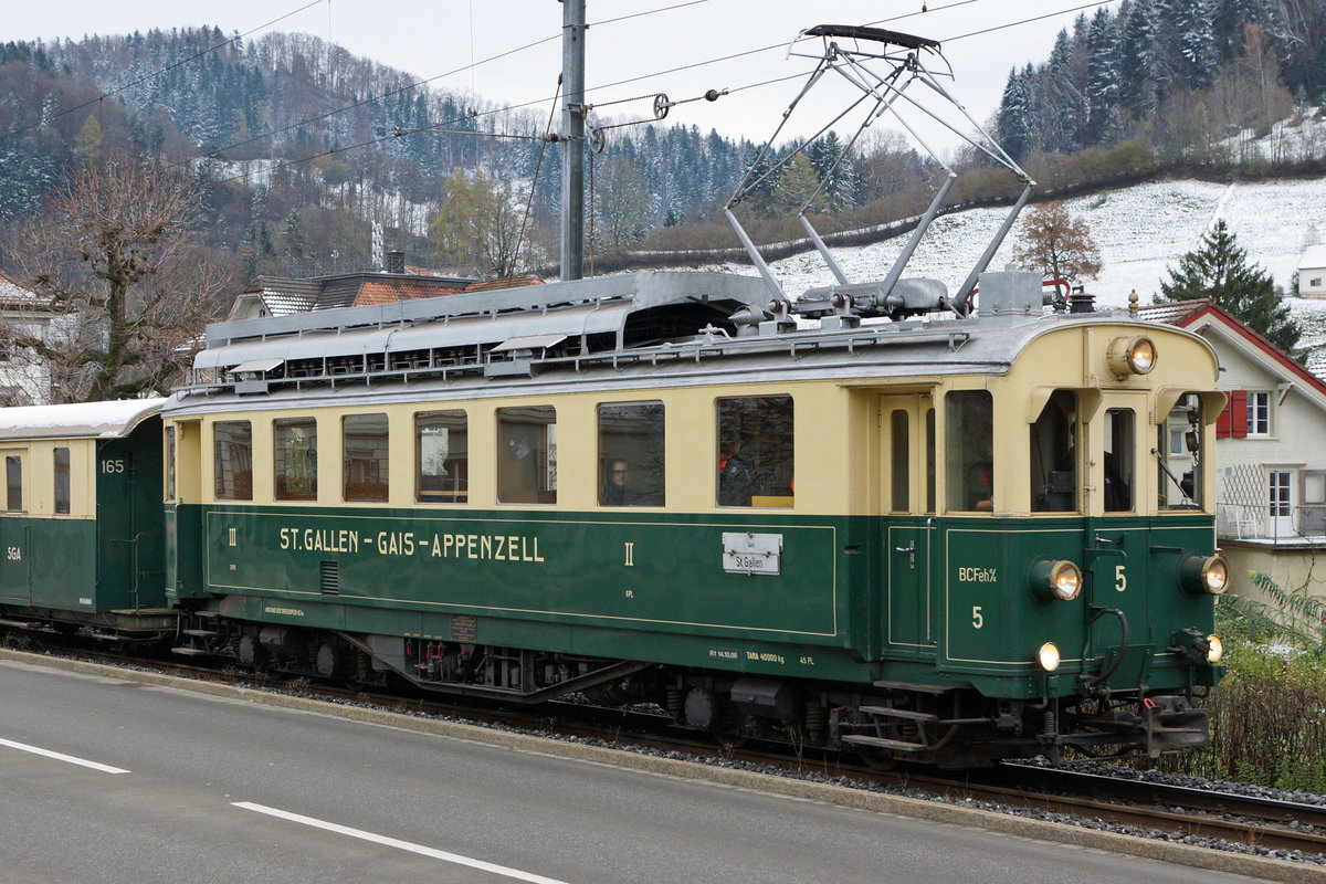 AB/SGA: Portraitaufnahme vom BCeh 4/4 5, entstanden während der Fahrt bei Bühler am 13. November 2016.
Foto: Walter Ruetsch 