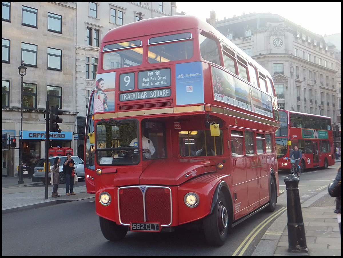 AEC Routenmaster von Tower Transit London in London.