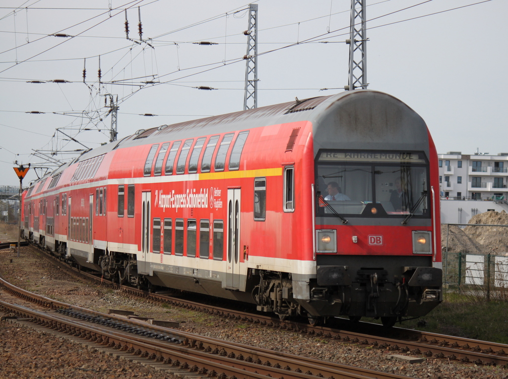 Airport-Express Berlin-Schnefeld Flughafen DABbuzfa 760 als RE 18590 von Berlin Hbf(tief)nach Warnemnde kurz vor der Einfahrt im Bahnhof Warnemnde.12.04.2015