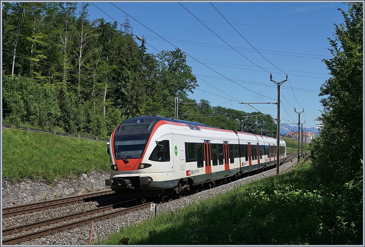 Alltagsbetrieb bei Bussigny: Der SBB RABe 523 014 fährt als S5 nach Grandson.

8. Juni 2019