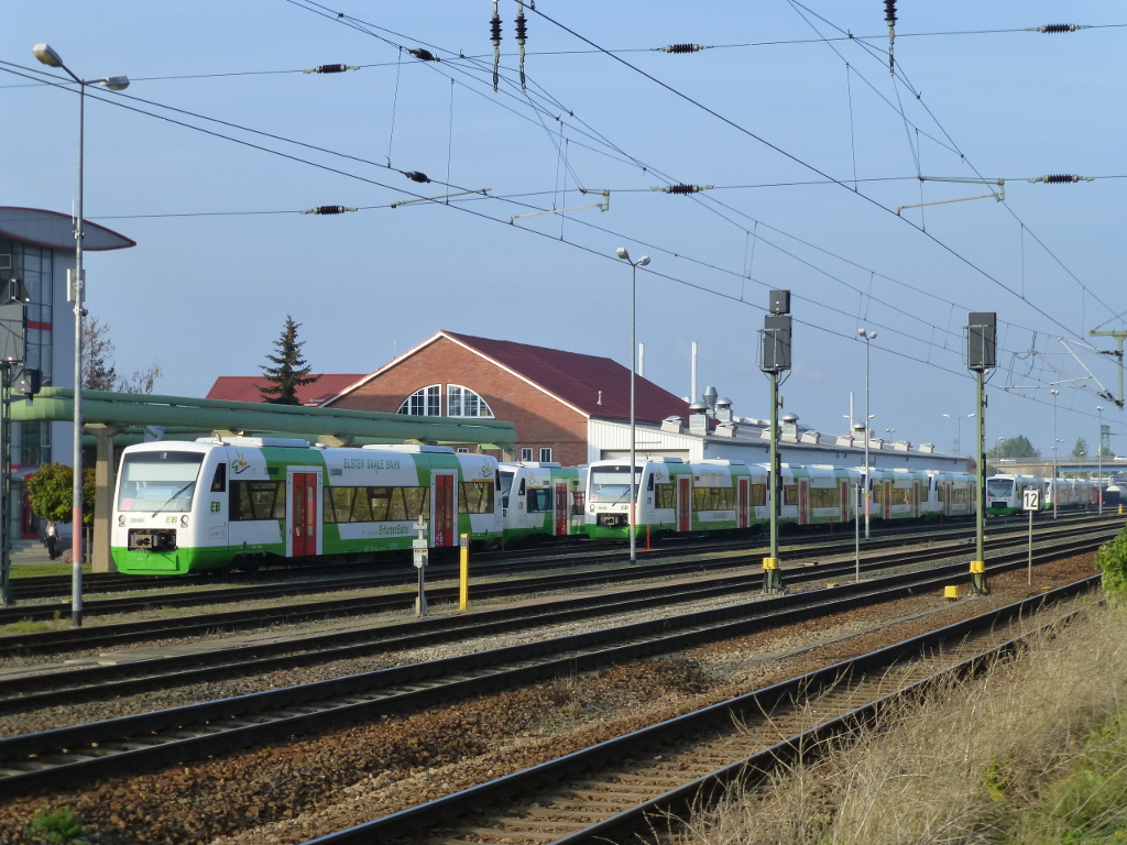 Als an einem der Regioshuttles der EB Mängel am Drehgestell festgestellt worden waren, wurden alle Fahrzeuge der gleichen Bauserie in die Werkstatt beordert. Hier stehen am 26.10.15 mehrere Reihe von 650ern vor der EB-Werkstatt in Erfurt Ost.