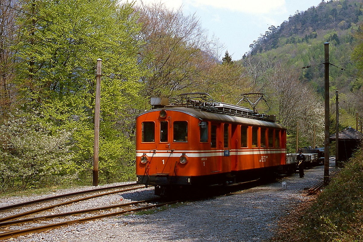 Als Ergänzung zu Stefans Bildern des BCFe 4/4 1 der ASD: Im Mai 1980 war dieser Triebwagen noch als ABDe 4/4 1 und in anderer Farbgebung unterwegs, hier holt er einige Wagen in Les Fontaneles ab