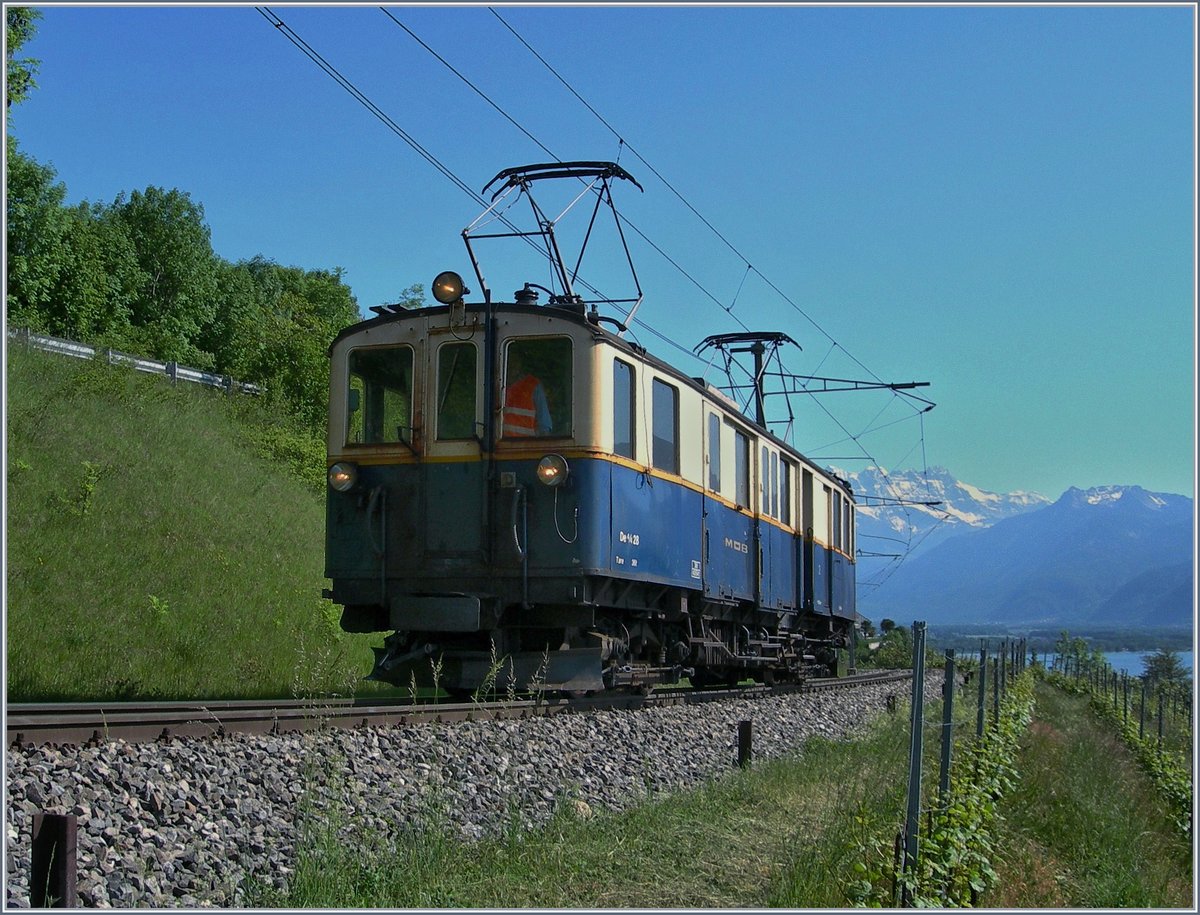 Als Ergänzung zu Walters Bild des MOB De 4/4 28 hier noch ein weiters, drei Jahre später aufgenommens Bild bei Planchamp.
10. Mai 2007