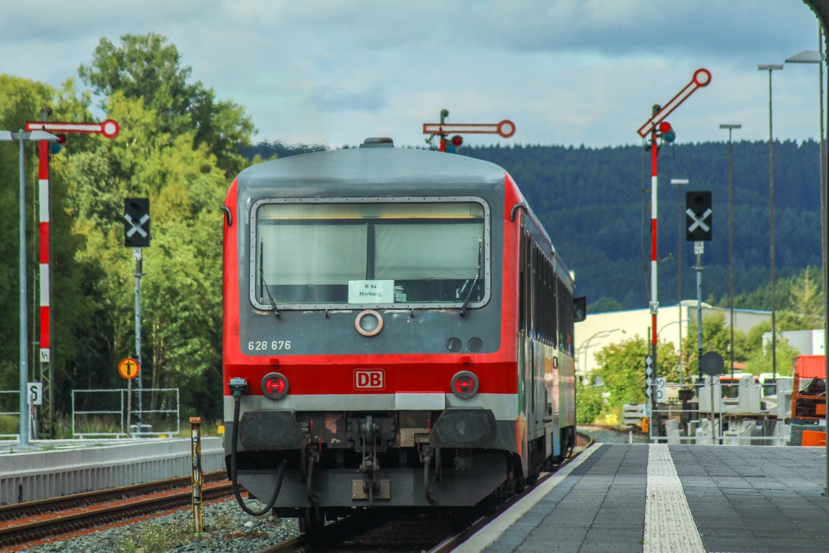 Als in Erndtebrück noch Formsignale standen, begab sich am 26.09.2017 BR 628 676 auf  auf den Weg von Erndtebrück nach Marburg.