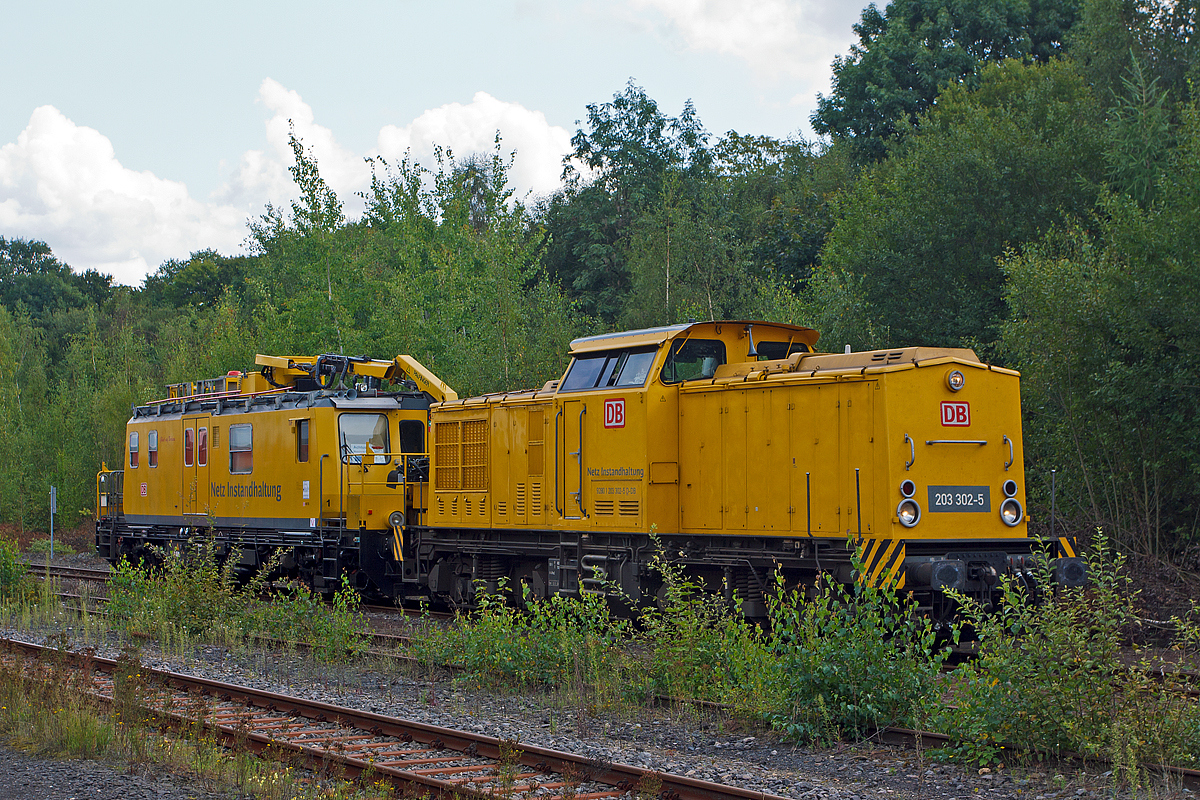 
Als ich heute (21.08.2014) von Betzdorf im Bf Herdorf wieder ankam, war ich sehr überrascht was da auf Freiefahrt wartete....
Die 203 302-5 (92 80 1203 302-5 D-DB, ex DR 202 555-9, ex DR 112 555-8, ex DR 110 555-0) mit dem Tunnelinstandhaltungsfahrzeug (TIF) 705 001-6 , beide der DB Netz AG. Das Tunnelinstandhaltungsfahrzeug ist übrigens das einzige Fahrzeug dieser Baureihe. 
