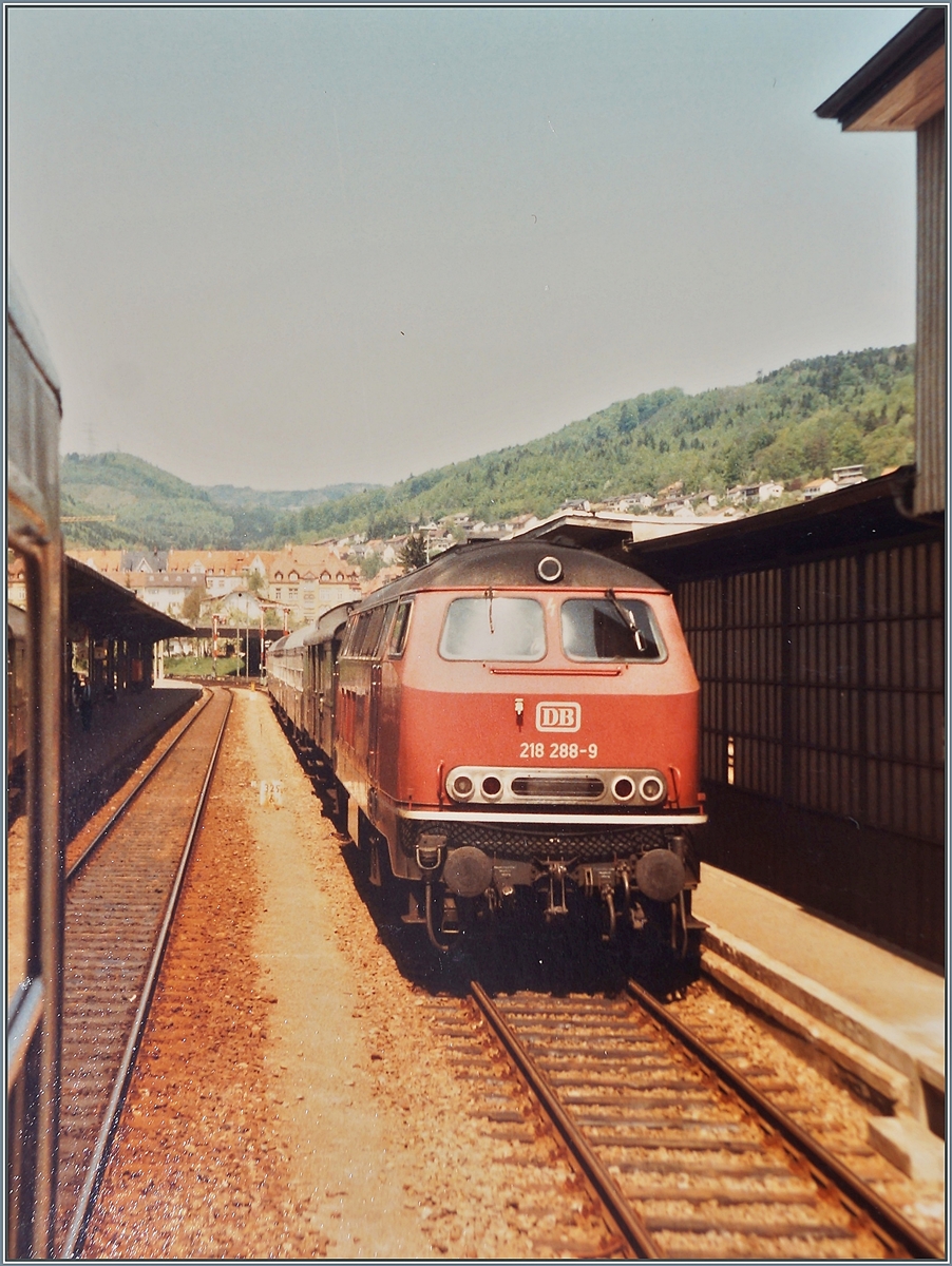 Als kleine Ergänzung zu den interessanten Bildern von Olli zum Thema   Traktionswandel am Hochrhein  hier noch zwei Bilder aus Waldshut: die DB 218 288-9 wartet mit ihrem Nahverkehrszug 5615 auf die Abfahrt nach Erzingen.
9. Mai 1984