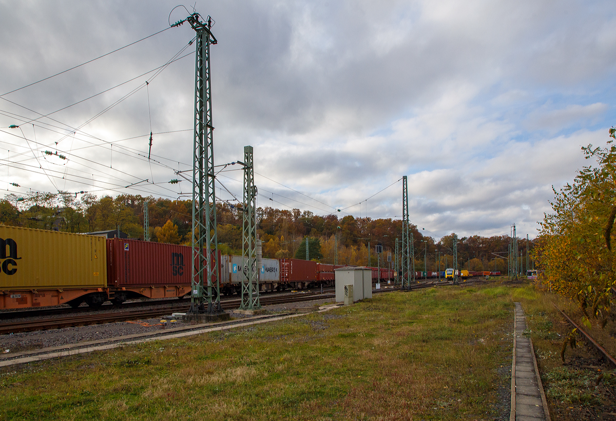 Als Nachschuss, auch wenn so den gesamten Zug noch nicht drauf bekommen habe....
Die ÖBB 1293 199-6 (91 81 1293 199-6 A-ÖBB), eine Siemens Vectron MS (X4E) der Variante A60 (Länderpaket) fährt am 06.11.2021 mit einem Containerzug durch Betzdorf (Sieg) in Richtung Köln.
