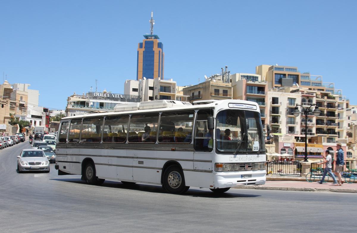 Als Oldie ist dieser Duplo Dominat II Bus noch immer f�r den Liniendienst tauglich. Hier ist das Fahrzeug am 16.5.2014 vor der Kulisse von St. Julien´s in Malta unterwegs.