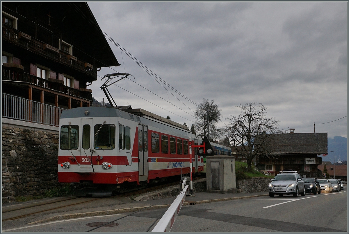 Als Regionalzug von Champéry nach Aigle erreicht der AOMC BDeh 4/4 503 in Kürze den Bahnhof von Troistrorrents.

7. April 2016 