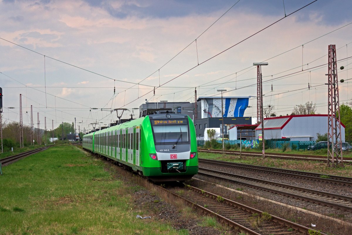 Als S1 nach Mlheim-Styrum beschleunigt diese 422-Garnitur mit 422 049 am Zugschluss aus dem Bahnhof Hilden in Richtung Dsseldorf.