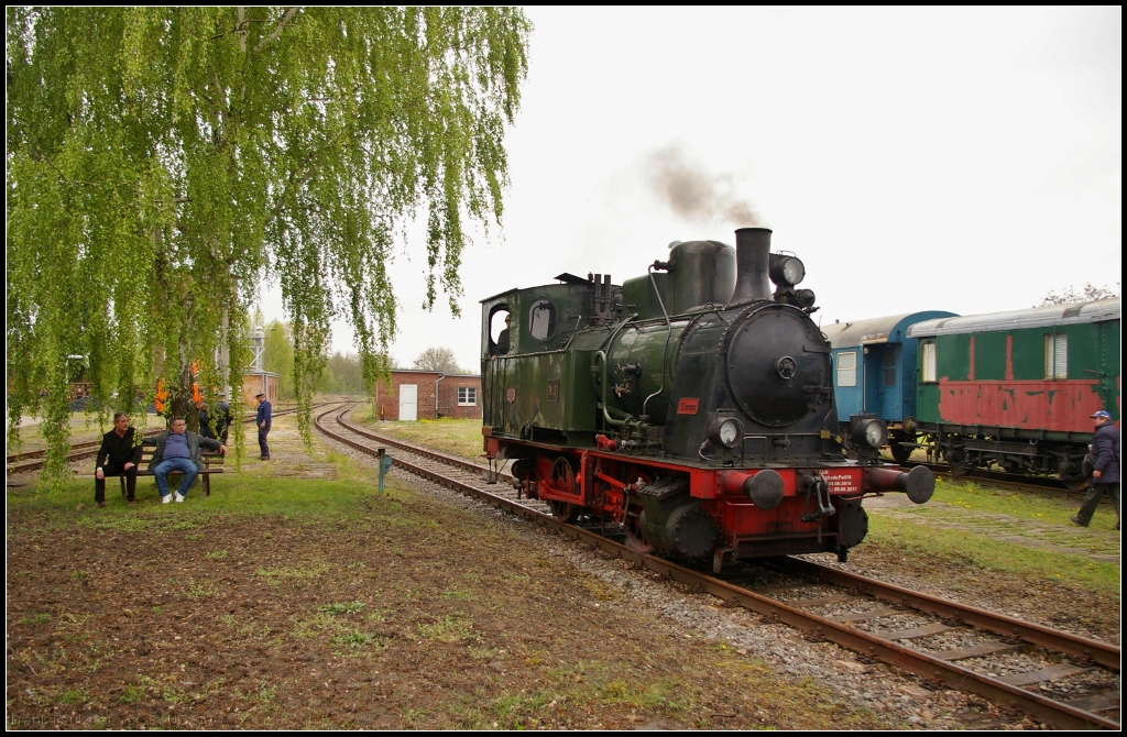 Am 06.05.2017 fand das Fest  30 Jahre Traktionswechsel in Wittenberge  bei den Dampflokfreunden Salzwedel e.V. statt. Das Wetter meinte es nicht so gut, dennoch dampfte die betagte Emma, eine von Hannomag im Jahr 1925 gebaute Verschublok in Industrieunternhemen, mit ihren Gästen auf dem Führerstand über das Vereinsgelände. Andere Besucher schuten dem Geschehen von der Bank aus zu.