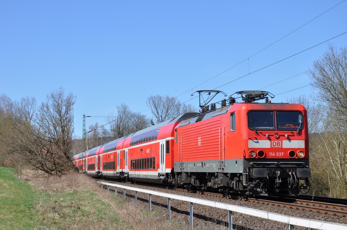 Am 09.04.2018 bespannte 114 037 außerplanmäßig einen Umlauf auf der Main-Lahn-Bahn. Hier durchfährt sie in wenigen Augenblicken als RE20 (15223) den S-Bahn-Haltepunkt Eppstein-Bremthal. 