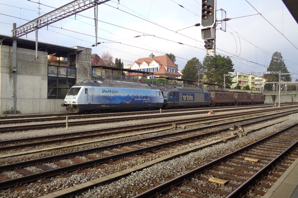 Am 1 Jänner 2019 steht BLS 465 016 mit ein Lokzug in Spiez.