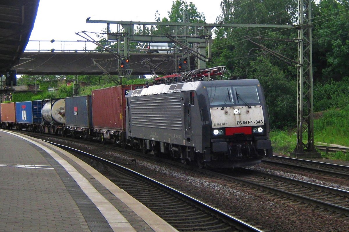 Am 1 Juni 2012 dönnert 189 843 mit ein KLV durch Hamburg-Harburg. 