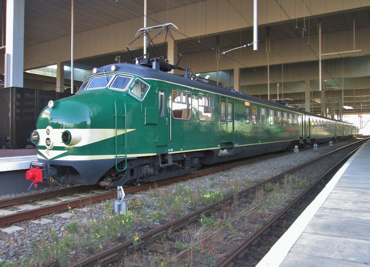 Am 10 September 2016 steht 766 in Breda während die festliche Inbetriebname von das neue, leider etwas weniger fotogeniker Bahnhof von Breda. 