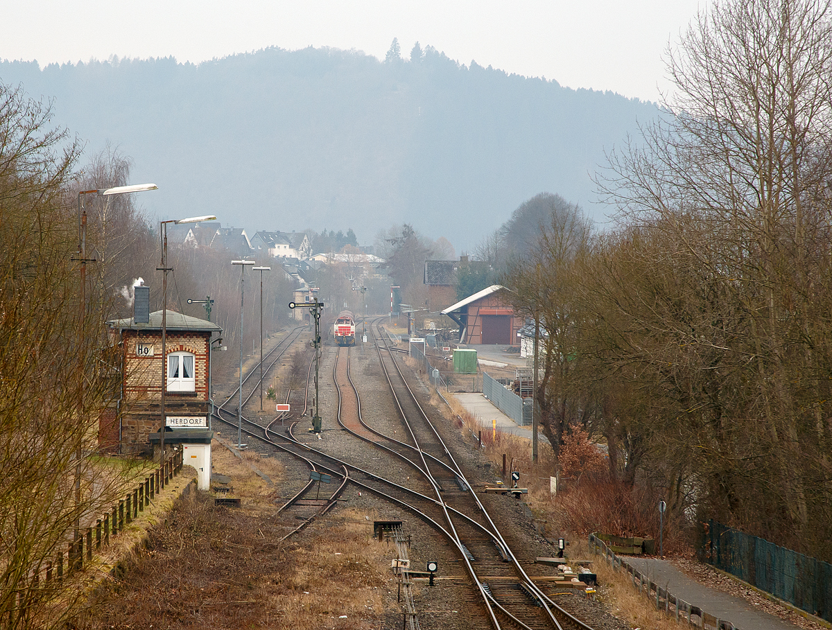 Am 10.02.2017 ein diesiger Tag in Herdorf....
Die Lok 47 (92 80 1271 027-5 D-KSW) der Kreisbahn Siegen-Wittgenstein (KSW), ex D 2 der HFM, eine Vossloh MaK G 1700 BB, erreicht am 10.02.2017, mit einem beladenen Coil-Güterzug, Herdorf.
