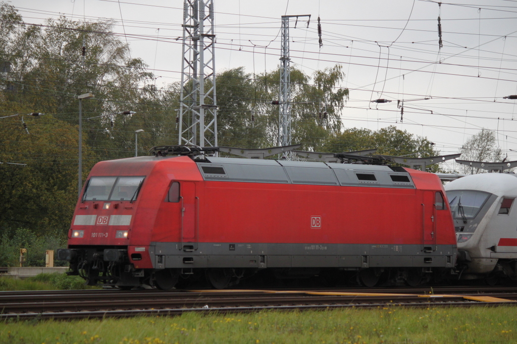 am 11.10.2019 stand 101 111-3 mit IC 2213 von Ostseebad Binz nach Stuttgart 
Hbf abgebügelt im Rostocker Hbf.