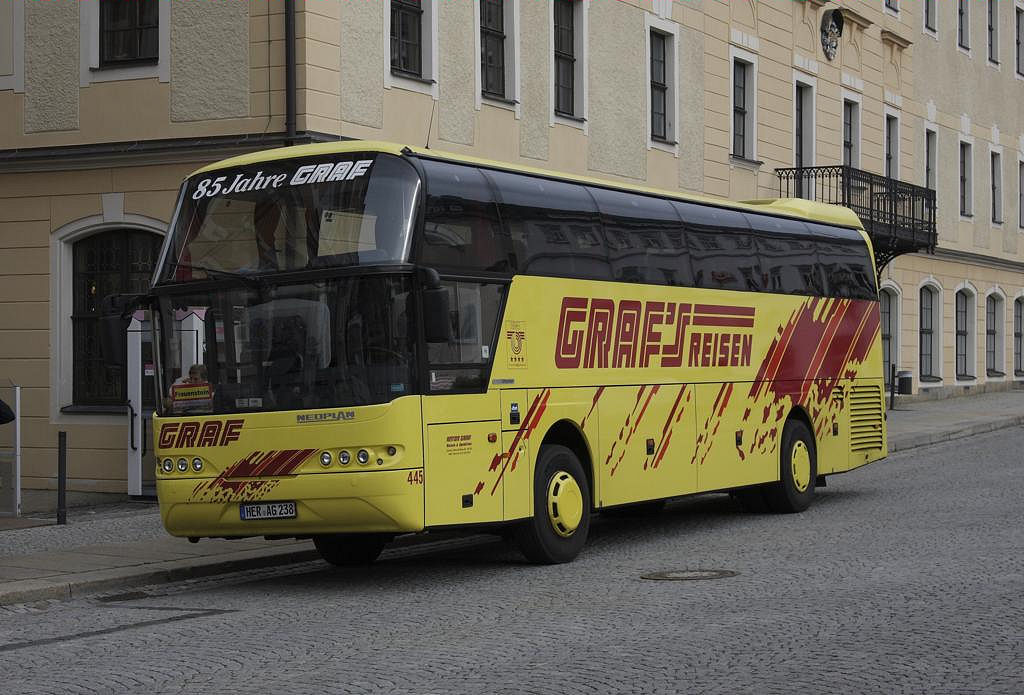 Am 1.11.2013 war auch die Fa. Graf aus Herne im Erzgebirge unterwegs. Am 
Marktplatz in Annaberg - Buchholz stand Bus 445 ein Neoplan Cityliner. 