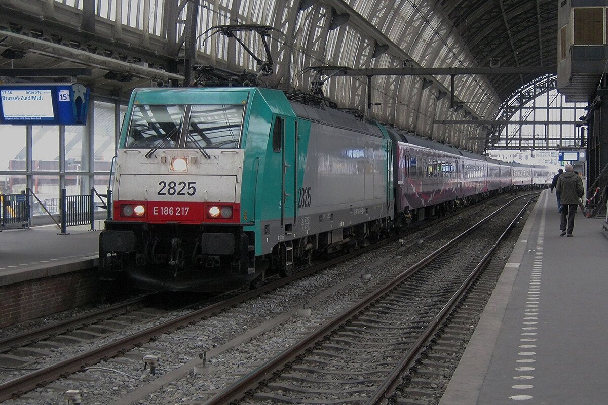 Am 13 Dezember 2012 steht der 2825 mit der IC-Brussel in Amsterdam Centraal. Die ICR Wagen haben Aufkleber für die Olympische Spiele 2012 bekommen.