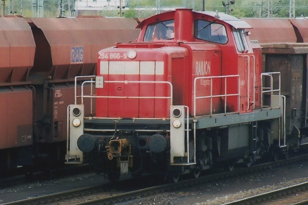 Am 13 Februar 2008 wurde vom Zug aus 294 866 auf Hamm Rbf fotografiert.