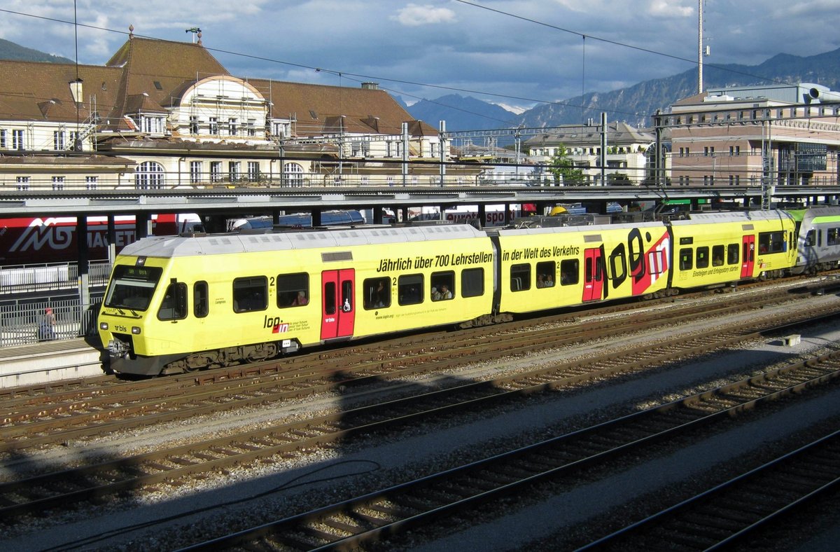 Am 13 Mai 2010 steht Werbetriebzug NINA 525 037 in Spiez.