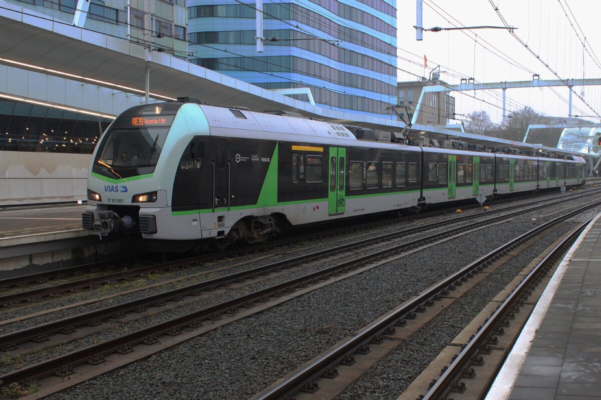 Am 14 Dezember 2024 verlasst VIAS (ex-Abellio) ET25-2307 Arnhem Centraal.
