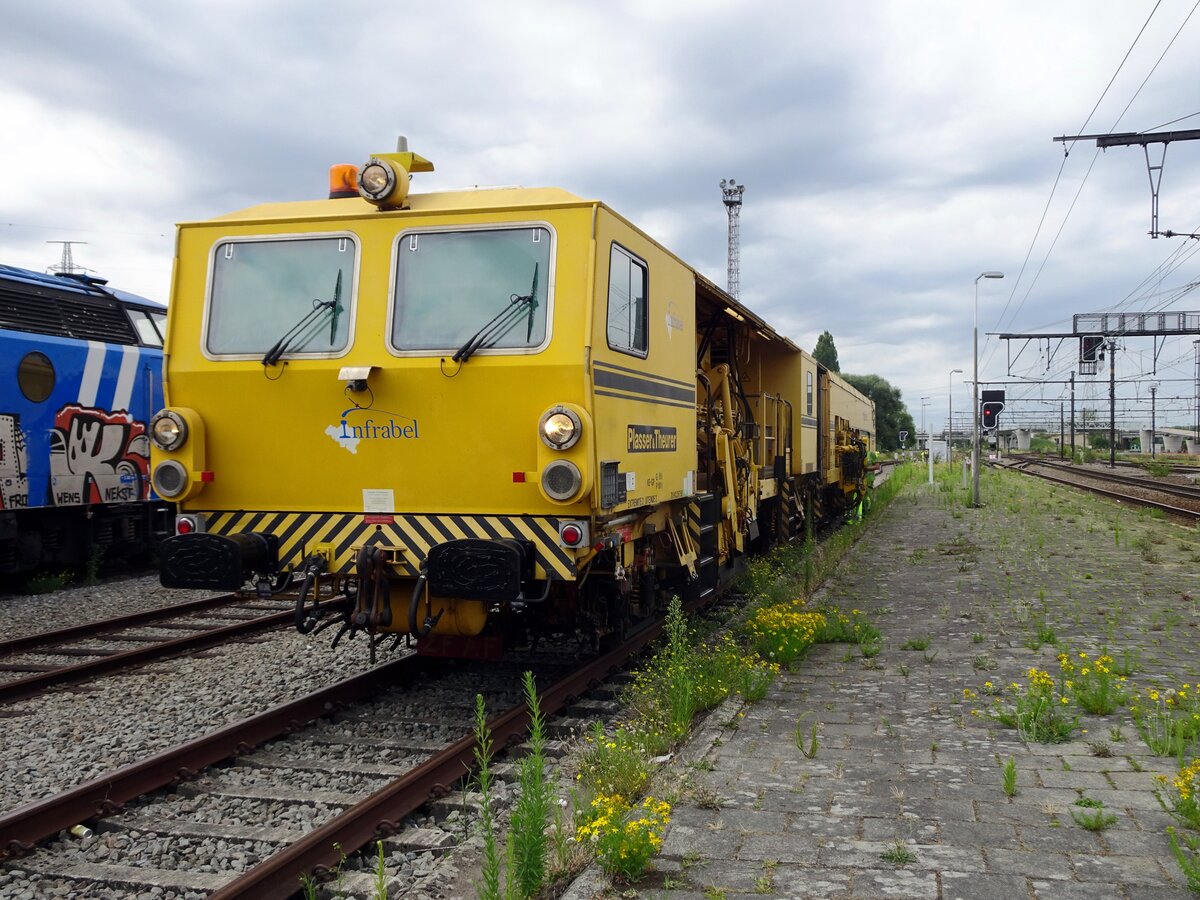 Am 14 Juli 2022 steht InfraBel Gleisstopfmachine 31.942.267.60 in LIer (in der Nähe von Antwerpen). 