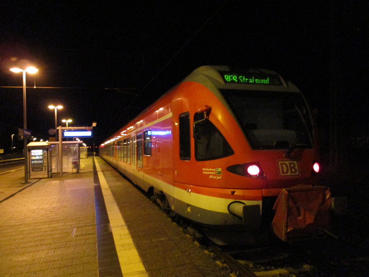 Am 14.Dezember 2019 um 22:27 Uhr verlie� 429 030 als RE 13036 nach Stralsund als letzter Flirteinsatz den Bahnhof Bergen/R�gen.