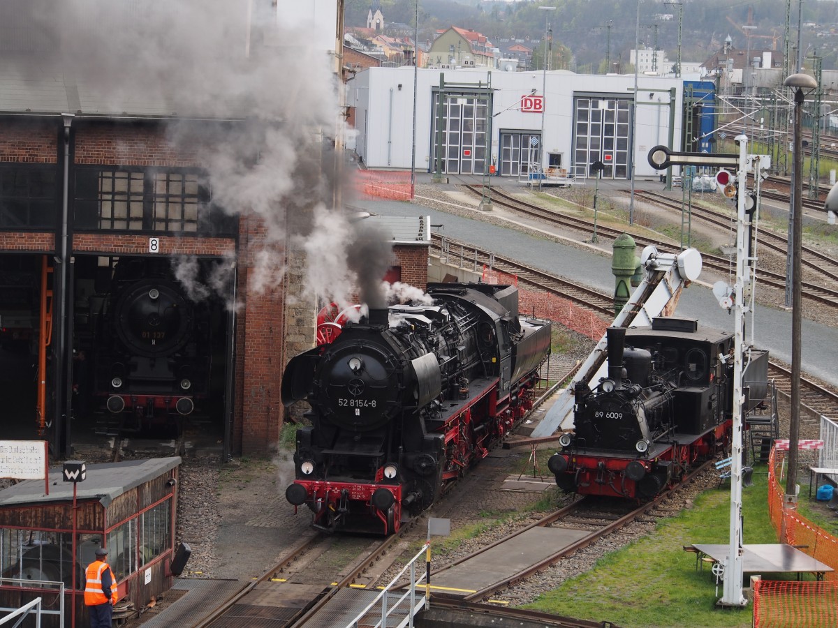 Am 16.04.2015 laufen im Bw Dresden Altstadt die Vorbereitungen für das 7. Dresdner Dampfloktreffen. Zu sehen sind 52 8154-8 (hat wasser gefasst), 01 137 (im Schatten des Schuppens) und 89 6009.