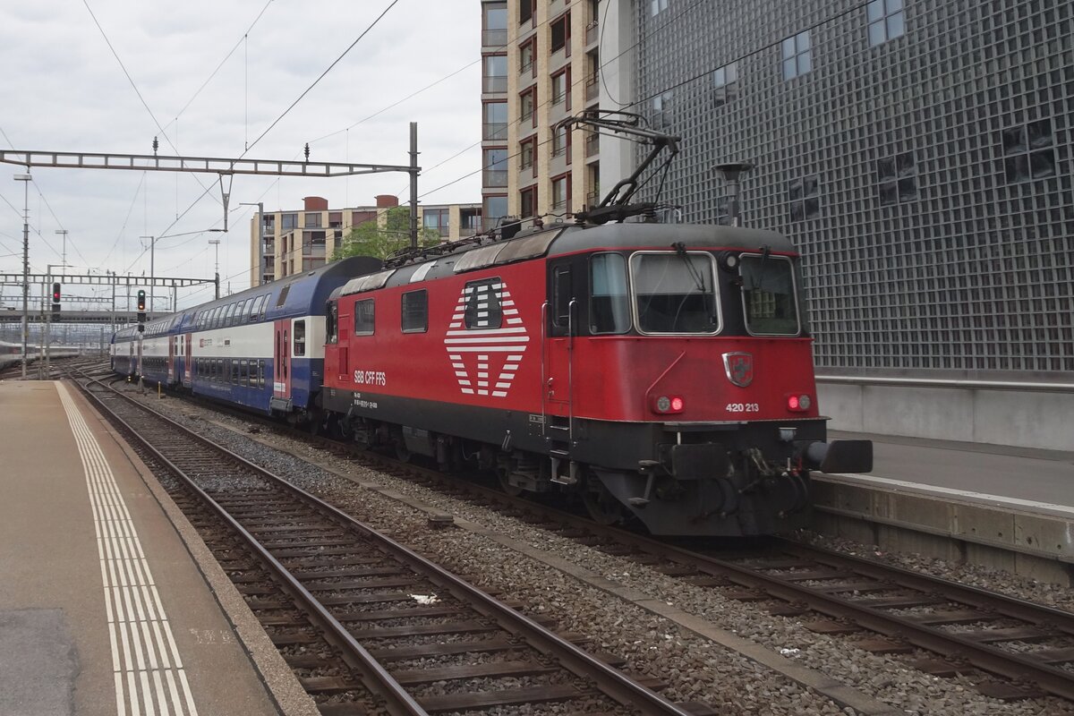 Am 19 Mai 2023 verlasst renovierter 420 213 mit ein Spitzverkehrszug Zürich HB.