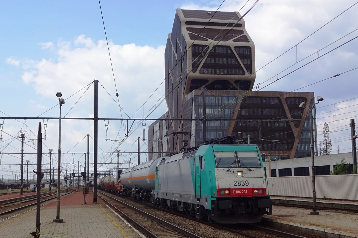 Am 22 Mai 2019 durchfahrt 2839 mit ein PKW-Zug Hasselt.