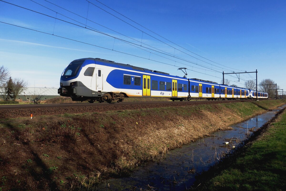 Am 23 Februar 2021 passiert NS 2510 Roond zwischen Boxtel und Oisterwijk. HOhes Heckwerck hat dieser Fotopunkt gerade ins Vergangenheit verschoben...