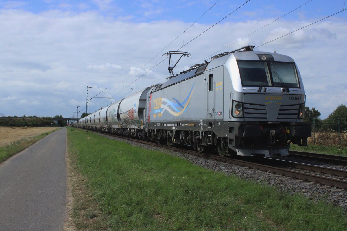Am 23 Juli 2025 zieht CER 193 885 ein Getreidezug durch Kaarst Broicherheide und wird vom offenbarer Weg fotografiert. Unter der Woche gibt es immer reger Gterverkehr bei dieser STelle, die einige Kilometer von Meerbusch-Osterath entfernt ist.