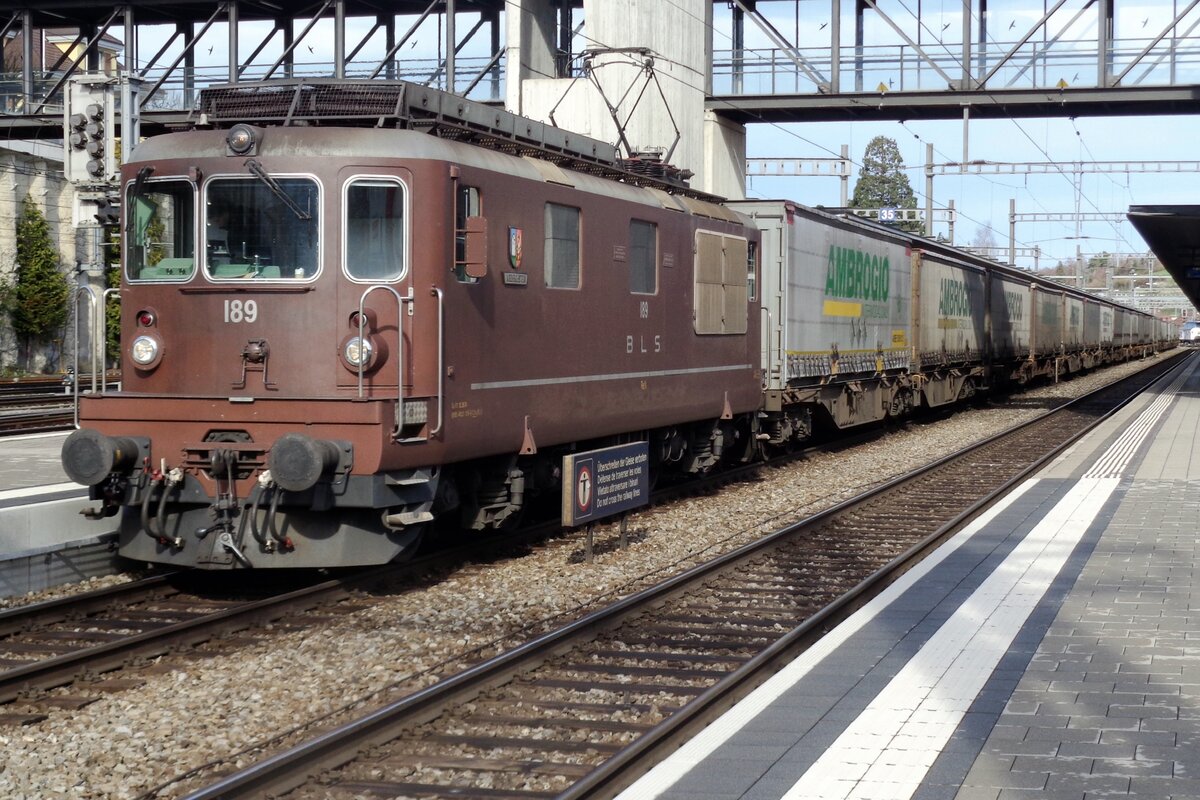 Am 23 März 2017 steht BLS 189 mit der Ambrogio-KLV in Spiez und wartet auf die Weiterfahrt nach Domodossola.