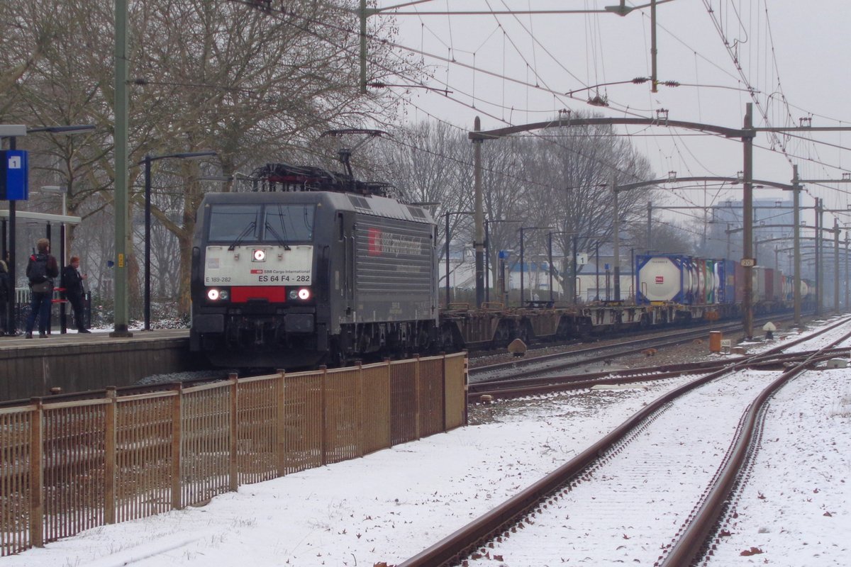 Am 24 Jänner 2019 macht SBBCI 189 282 dwangsweise Pause in Tilburg-Universität wegen ein Pannenzug 200m vor dieser KLV. 